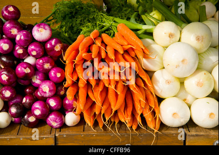 Zwiebeln und Karotten auf einem Stall im finnischen Turku Marktplatz (Kauppatori) Stockfoto