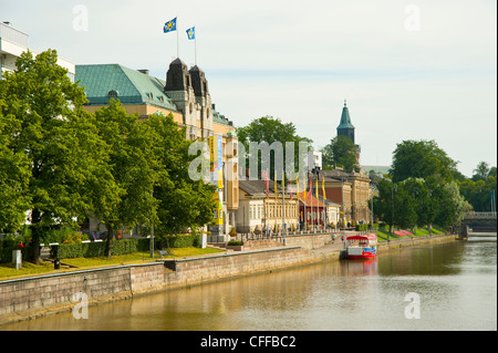 Der Fluss Aura (Aurajoki), Turku Finnland mit dem Rathaus am linken und Kathedrale Turm auf die skyline Stockfoto