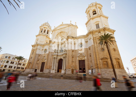 Wunderbare Kathedrale von neoklassizistischen Stil der Altstadt von Cadiz, Spanien. Menschen sind unscharf. Stockfoto