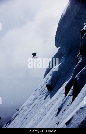 Ein Skifahrer von einem riesigen Gesims in Colorado zu springen. Stockfoto