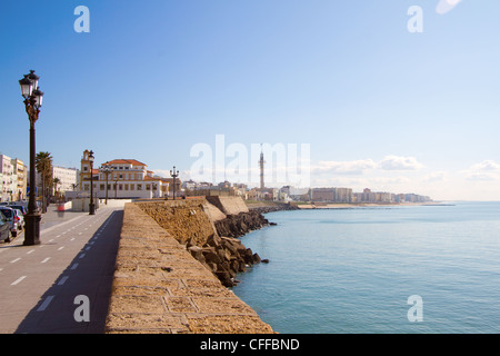 Blick auf die Promenade am Meer in Cadiz, Spanien Stockfoto