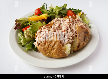 Thunfischmayonnaise gebackene Kartoffel auf einem Teller mit Salat Stockfoto