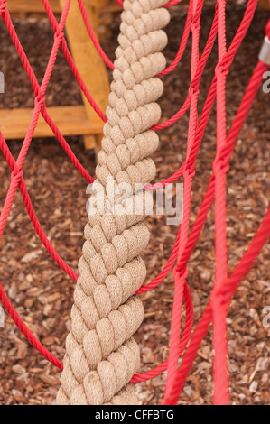 Neue starke sichere sichere Seilbrücke in ROSPA genehmigt Spielplatz Klettern Frame schützende Filetarbeit gut gestaltete Sicherheits-features Stockfoto