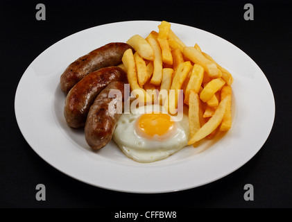 Nahaufnahme von Wurst, Ei und Chips. Ein traditionelles britisches Gericht Stockfoto