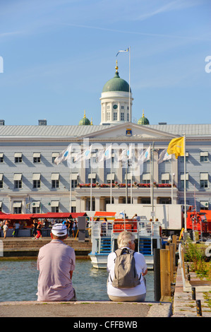 Paar ruht neben Eteläsatama (Südhafen) Helsinki Finnland mit der lutherischen Kathedrale (Tuomiokirkko) auf die skyline Stockfoto