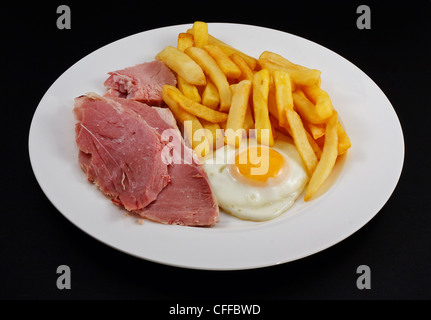 Nahaufnahme von Schinken, Ei und Chips. Ein traditionelles Gericht der britischen Cafe Stockfoto