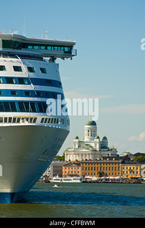 Silja Line Fähre at Eteläsatama (Südhafen) Helsinki Finnland mit der lutherischen Kathedrale (Tuomiokirkko) auf die skyline Stockfoto