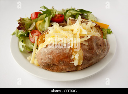 Cheddar-Käse gebackene Kartoffel auf einem Teller mit Salat Stockfoto