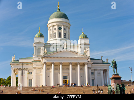 Die lutherische Kathedrale (Tuomiokirkko) in Helsinki Finnland mit der Statue des Zaren Alexander II. Stockfoto