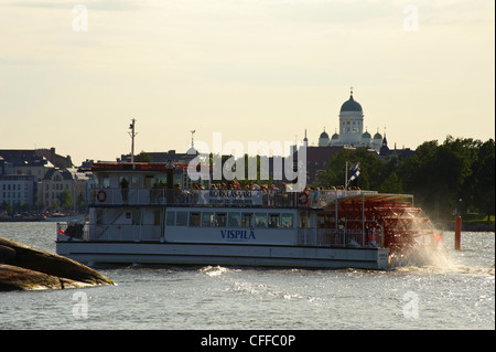 Raddampfer Vispilä Fähren Besucher von und nach Korkeasaari Zoo Helsinki Finnland.  Lutherische Kathedrale (Tuomiokirkko) hinter Stockfoto
