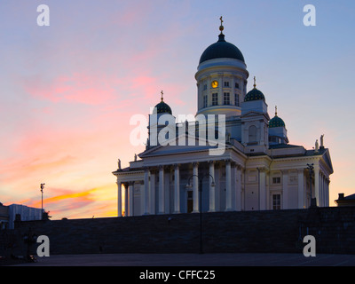 Sommer Sonnenuntergang hinter der lutherische Kathedrale (Tuomiokirkko) in Helsinki Finnland Stockfoto