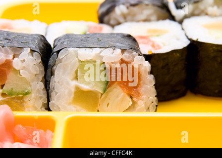 Nahaufnahme von Sushi auf gelbe Platte Stockfoto