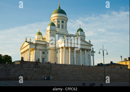 Die lutherische Kathedrale (Tuomiokirkko) in Helsinki Finnland erhebt sich über Senatintori (Senate Square) Stockfoto