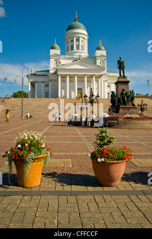 Die lutherische Kathedrale (Tuomiokirkko) in Helsinki Finnland erhebt sich über Senate Square und Freiheitsstatue Statue von Zar Alexander II. Stockfoto