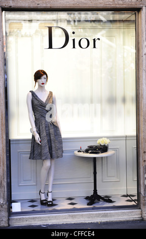 Das Dior-Schild auf Christian Dior Shop in Rom. Gekleidete Schaufensterpuppe in High Fashion Christian Dior Schaufenster. Stockfoto