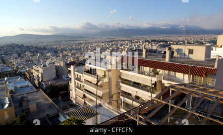 Europa-Griechenland-Athen einen Blick auf den weitläufigen westlichen Vororten mit Berg Parnitha im Abstand von galatsi Stockfoto