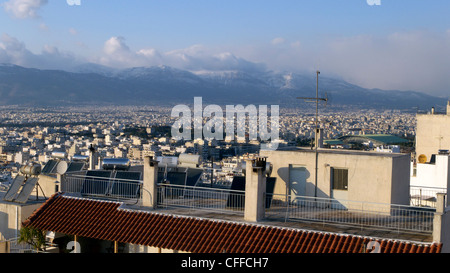 Europa-Griechenland-Athen einen Blick auf den weitläufigen westlichen Vororten mit Berg Parnitha im Abstand von galatsi Stockfoto