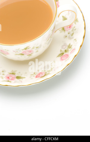 Nahaufnahme einer tasse aus porzellan und einer Untertasse mit Tee. Stockfoto