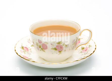 Flowery china Tasse und Untertasse mit Tee in ihm auf weißem Hintergrund. Stockfoto