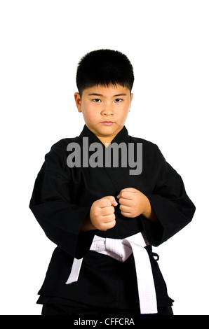 Das Aikido. Junge im schwarzen Kimono auf weißem Hintergrund. handeln, um zu kämpfen. Stockfoto