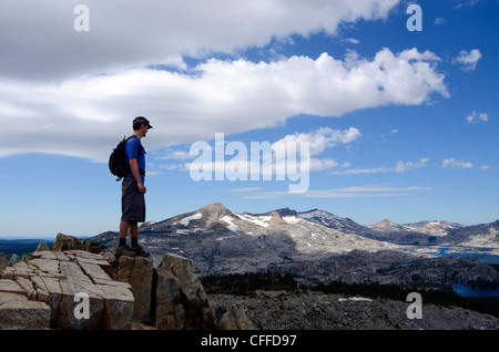 Ein männlicher Wanderer steht auf dem Gipfel des Mount Ralston Blick auf Pyramid Peak und Verwüstungwildnis im Sommer, CA. Stockfoto