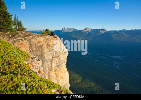 Ein Wanderer sitzt auf einer Klippe, Banff Nationalpark, Alberta, Kanada. Stockfoto