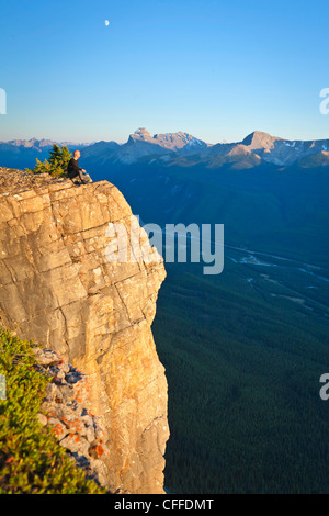 Ein Wanderer sitzt auf einer Klippe, Banff Nationalpark, Alberta, Kanada. Stockfoto