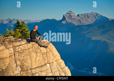 Ein Wanderer sitzt auf einer Klippe, Banff Nationalpark, Alberta, Kanada. Stockfoto