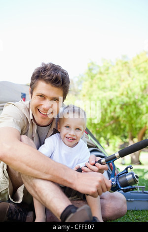 Nahaufnahme von einem lächelnden Vater und Sohn Angeln Stockfoto