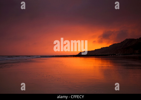 Eine schöne Winter-Sonnenaufgang am Cromers Oststrand, North Norfolk, Dezember Stockfoto