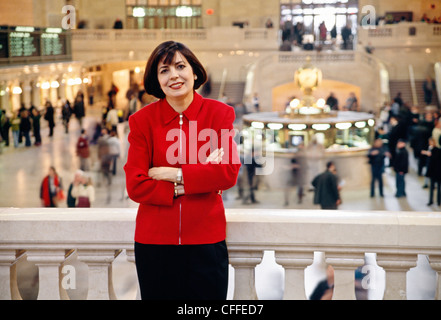 Hispanische Geschäftsfrau im Grand Central Terminal, NYC Stockfoto