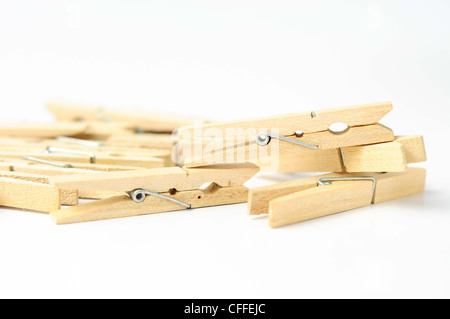 Holz Büroklammer auf weißem Hintergrund Stockfoto