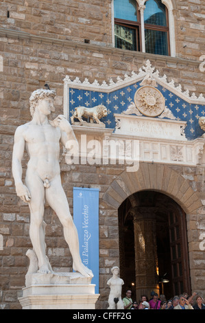 Replik der Statue David von Michelangelo am Piazza della Signoria, Florenz, Toskana, Italien, Europa Stockfoto