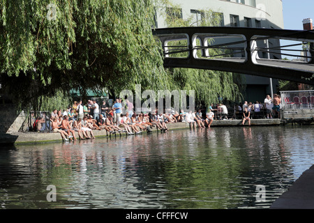 Camden Lock, hier auf einem herrlichen Sommertag, Besucher und Touristen genießen die entspannte Atmosphäre angesehen. Stockfoto