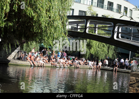 Camden Lock, hier auf einem herrlichen Sommertag, Besucher und Touristen genießen die entspannte Atmosphäre angesehen. Stockfoto