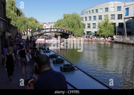 Camden Lock, hier auf einem herrlichen Sommertag, Besucher und Touristen genießen die entspannte Atmosphäre angesehen. Stockfoto