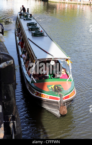 Camden Lock, gesehen hier auf ein herrlicher Sommertag, Besucher und Touristen genießen die entspannte Atmosphäre auf einem Schiff. Stockfoto