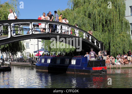 Camden Lock, hier auf einem herrlichen Sommertag, Besucher und Touristen genießen die entspannte Atmosphäre angesehen. Stockfoto