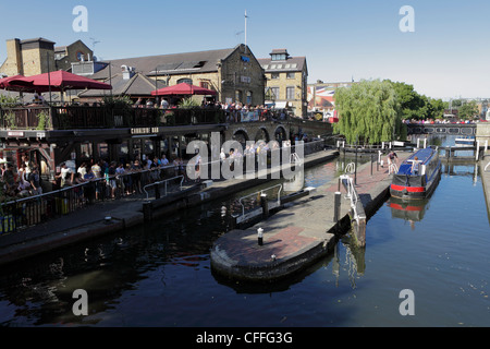 Camden Lock, hier auf einem herrlichen Sommertag, Besucher und Touristen genießen die entspannte Atmosphäre angesehen. Stockfoto