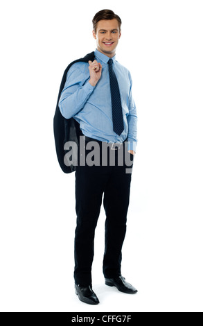 Porträt eines professionellen Geschäftsmann hält seinen Mantel und posiert in Stil Stockfoto