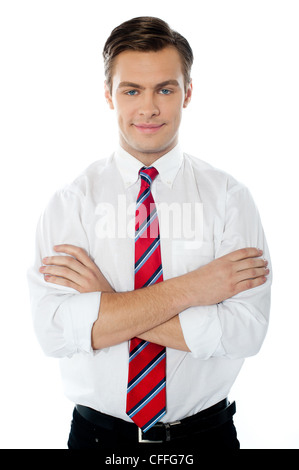 Süße junge professionelle männliche stehen mit verschränkten Armen vor weißem Hintergrund Stockfoto