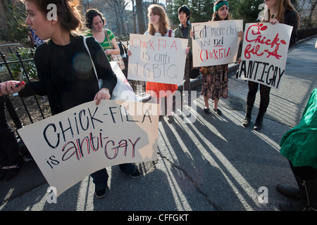 NYU Studenten und ihre Anhänger protestieren über Spenden, dass die Fastfood-Kette Chick-Fil-A, Anti-Homosexuell Gruppen gibt Stockfoto