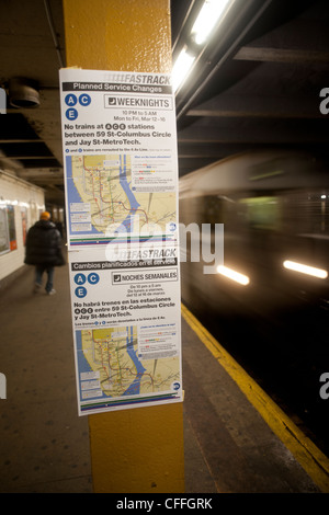 Hinweisschilder an West 23rd Street u-Bahnstation in New York informieren die öffentlichen fo Beginn der FasTrack-Wartung Stockfoto
