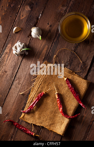 Getrocknete rote Chilischoten mit Knoblauch und Olivenöl Stockfoto