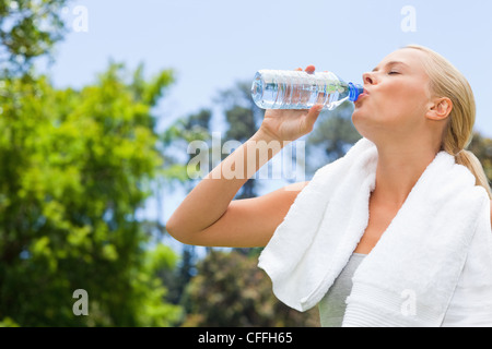 Seitenansicht der Sportlerin Trinkwasser Stockfoto