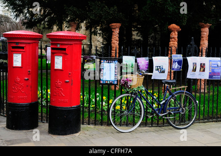 Briefkästen und Fahrrad von Marktplatz, Cambridge, England, UK Stockfoto