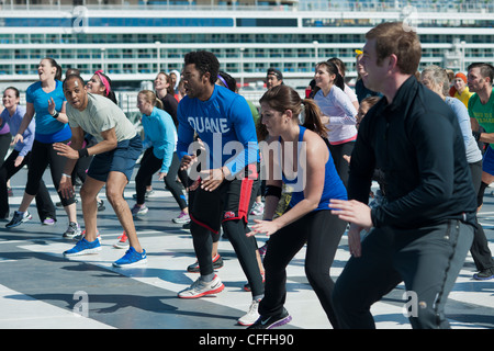 Trainierende Teilnahme an einer Übung auf dem Flugdeck der Intrepid Sea, Air und Space Museum in New York Stockfoto