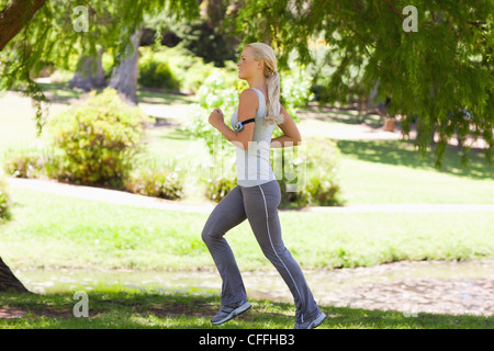 Seitenansicht des weiblichen Jogger im park Stockfoto