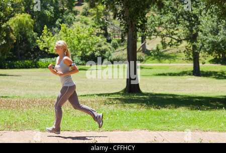 Seitenansicht einer jogging Frau Stockfoto