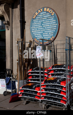 Hardware-Geschäft Wray Bros und Zeichen in Leyburn, Wensleydale, North Yorkshire, Großbritannien Stockfoto